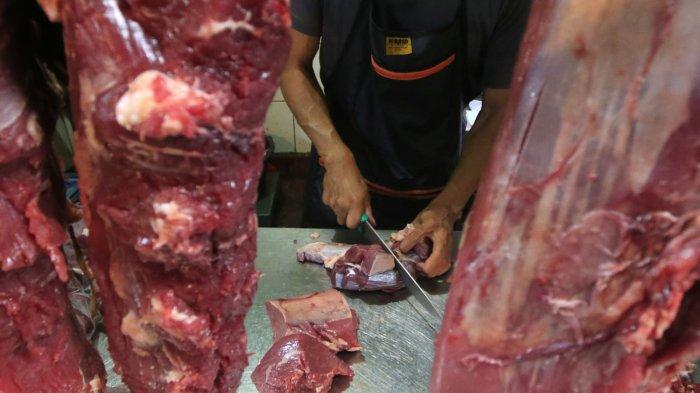 Pedagang melayani pembeli di salah satu jongko pedagang daging sapi di Pasar Anyar, Jalan Astanaanyar, Kota Bandung, Jawa Barat, Kamis (27/2/2025).