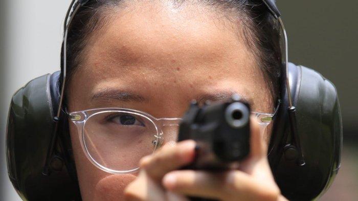 Product Manager EIGER TAC yang juga Atlet menembak andalan Indonesia, Sarah Ayu Tamaela mengarahkan pistol ke sasaran dalam kegiatan Menembak Bersama EIGER di Lapang Tembak Pistol Arupadatu Gunner Tanker Yonarmed 4/Parahyangan, Jalan Gatot  Subroto, Kota Cimahi, Jawa Barat, Kamis (27/2/2025).