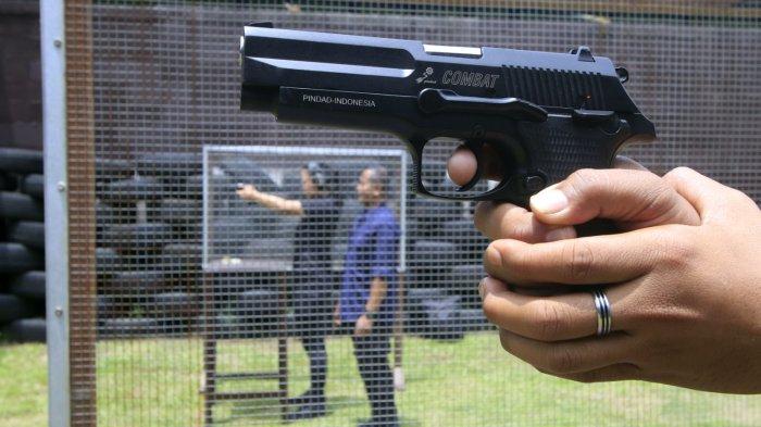 Pasi Intel Yonarmed 4/Parahyangan, Kapten Arm. Sugiyanto (kanan) mendampingi Product Manager EIGER TAC yang juga Atlet menembak andalan Indonesia, Sarah Ayu Tamaela yang sedang menembak menggunakan pistol dalam kegiatan Menembak Bersama EIGER di Lapang Tembak Pistol Arupadatu Gunner Tanker Yonarmed 4/Parahyangan, Jalan Gatot  Subroto, Kota Cimahi, Jawa Barat, Kamis (27/2/2025).