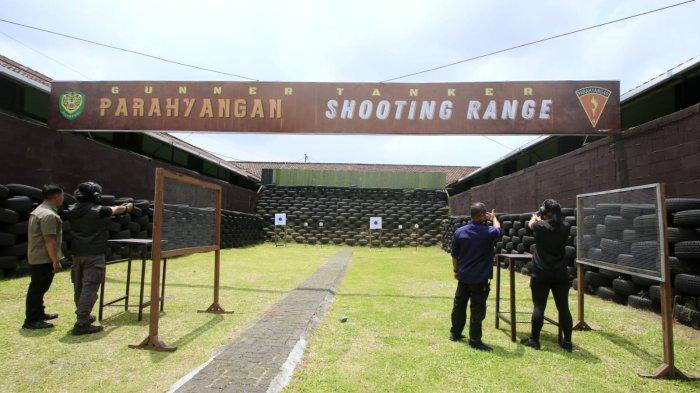 Pasi Intel Yonarmed 4/Parahyangan, Kapten Arm. Sugiyanto (kedua kanan) mendampingi Product Manager EIGER TAC yang juga Atlet menembak andalan Indonesia, Sarah Ayu Tamaela dan perwakilan PT Eigerindo, Farid Airlangga mempersiapkan pistol yang akan digunakan dalam kegiatan Menembak Bersama EIGER di Lapang Tembak Pistol Arupadatu Gunner Tanker Yonarmed 4/Parahyangan, Jalan Gatot  Subroto, Kota Cimahi, Jawa Barat, Kamis (27/2/2025).
