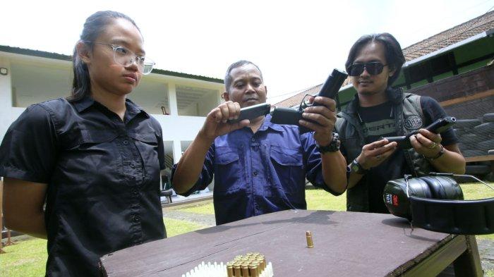 Pasi Intel Yonarmed 4/Parahyangan, Kapten Arm. Sugiyanto bersama Product Manager EIGER TAC yang juga Atlet menembak andalan Indonesia, Sarah Ayu Tamaela dan perwakilan PT Eigerindo, Farid Airlangga mempersiapkan pistol yang akan digunakan dalam kegiatan Menembak Bersama EIGER di Lapang Tembak Pistol Arupadatu Gunner Tanker Yonarmed 4/Parahyangan, Jalan Gatot  Subroto, Kota Cimahi, Jawa Barat, Kamis (27/2/2025).