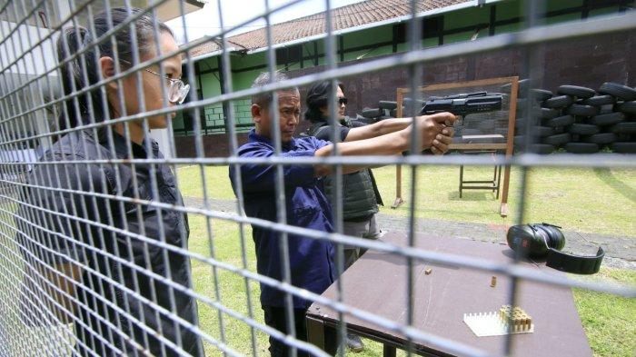 Pasi Intel Yonarmed 4/Parahyangan, Kapten Arm. Sugiyanto bersama Product Manager EIGER TAC yang juga Atlet menembak andalan Indonesia, Sarah Ayu Tamaela dan perwakilan PT Eigerindo, Farid Airlangga mempersiapkan pistol yang akan digunakan dalam kegiatan Menembak Bersama EIGER di Lapang Tembak Pistol Arupadatu Gunner Tanker Yonarmed 4/Parahyangan, Jalan Gatot  Subroto, Kota Cimahi, Jawa Barat, Kamis (27/2/2025).