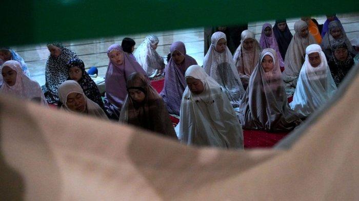 Jemaah melaksanakan salat tarawih perdana di Masjid Raya Bandung Provinsi Jawa Barat, Alun-Alun Kota Bandung, Jawa Barat, Jumat (28/2/2025).