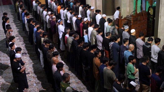 Jemaah melaksanakan salat tarawih perdana di Masjid Raya Bandung Provinsi Jawa Barat, Alun-Alun Kota Bandung, Jawa Barat, Jumat (28/2/2025).