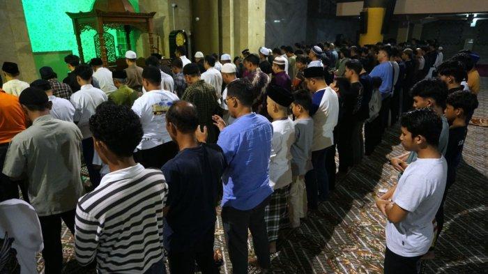 Jemaah melaksanakan salat tarawih perdana di Masjid Raya Bandung Provinsi Jawa Barat, Alun-Alun Kota Bandung, Jawa Barat, Jumat (28/2/2025).