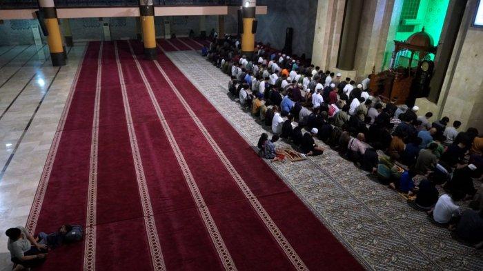 Jemaah melaksanakan salat tarawih perdana di Masjid Raya Bandung Provinsi Jawa Barat, Alun-Alun Kota Bandung, Jawa Barat, Jumat (28/2/2025).