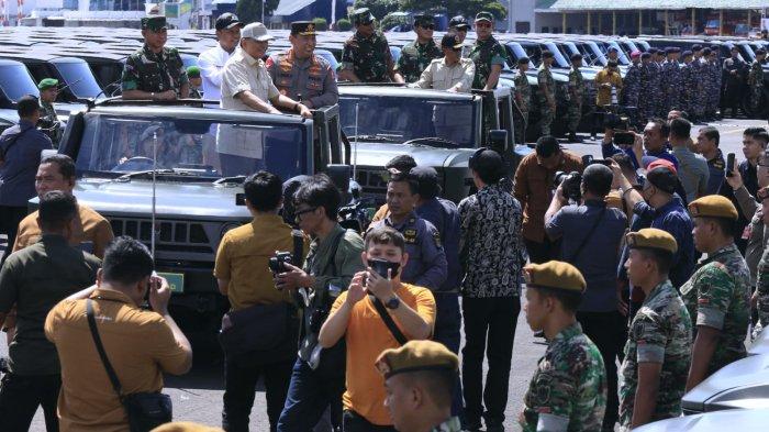 Menteri Pertahanan RI Sjafrie Sjamsoeddin bersama Kapolri Jenderal Pol. Listyo Sigit Prabowo, Panglima TNI Jenderal TNI Agus Subiyanto, Kasad Jenderal TNI Maruli Simanjuntak, Kasal Laksamana TNI Muhammad Ali, Kasau Marsekal TNI Tonny Harjono, Dirut PT Pindad Sigit P. Santosa, dan sejumlah pejabat terkait lainnya meninjau ratusan unit kendaraan Maung MV3 produksi PT Pindad di Lanud Husein Sastranegara, Kota Bandung, Jawa Barat, Sabtu (1/3/2025).