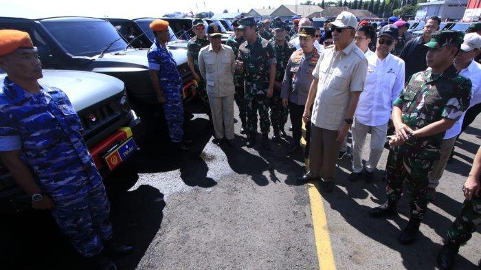 Menteri Pertahanan RI Sjafrie Sjamsoeddin bersama Kapolri Jenderal Pol. Listyo Sigit Prabowo, Panglima TNI Jenderal TNI Agus Subiyanto, Kasad Jenderal TNI Maruli Simanjuntak, Kasal Laksamana TNI Muhammad Ali, Kasau Marsekal TNI Tonny Harjono, Dirut PT Pindad Sigit P. Santosa, dan sejumlah pejabat terkait lainnya meninjau ratusan unit kendaraan Maung MV3 produksi PT Pindad di Lanud Husein Sastranegara, Kota Bandung, Jawa Barat, Sabtu (1/3/2025).