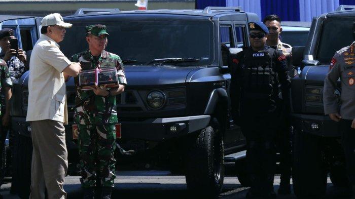 Menteri Pertahanan RI, Sjafrie Sjamsoeddin secara simbolis menyerahkan kendaraan Maung MV3 produksi PT Pindad kepada Panglima TNI, Jenderal TNI Agus Subiyanto, di Lanud Husein Sastranegara, Kota Bandung, Jawa Barat, Sabtu (1/3/2025).