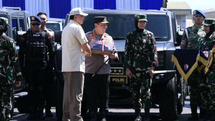 Menteri Pertahanan RI, Sjafrie Sjamsoeddin secara simbolis menyerahkan kendaraan Maung MV3 produksi PT Pindad kepada Kapolri, Jenderal Pol. Listyo Sigit Prabowo, di Lanud Husein Sastranegara, Kota Bandung, Jawa Barat, Sabtu (1/3/2025).
