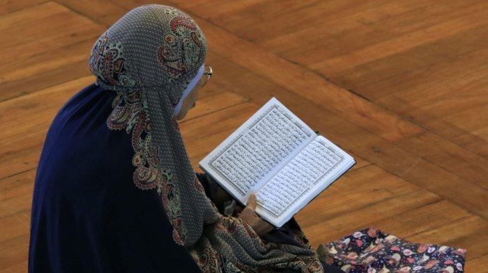 Umat Islam membaca Alquran sesudah melaksanakan salat duhur berjamaah di Masjid Agung Al-Ukhuwwah, Jalan Wastukencana, Kota Bandung, Jawa Barat, Selasa (1/3/2025).