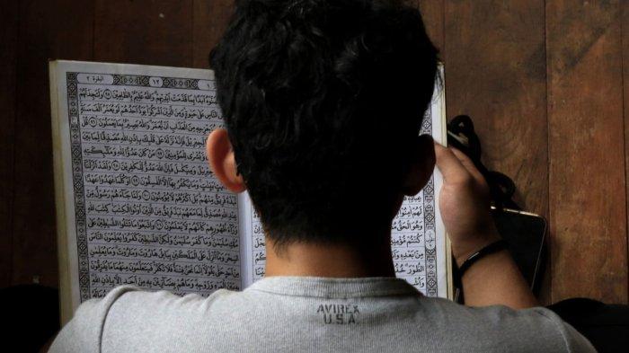 Umat Islam membaca Alquran sesudah melaksanakan salat duhur berjamaah di Masjid Agung Al-Ukhuwwah, Jalan Wastukencana, Kota Bandung, Jawa Barat, Selasa (1/3/2025).