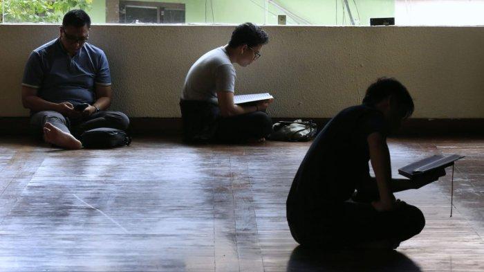 Umat Islam membaca Alquran sesudah melaksanakan salat duhur berjamaah di Masjid Agung Al-Ukhuwwah, Jalan Wastukencana, Kota Bandung, Jawa Barat, Selasa (1/3/2025).