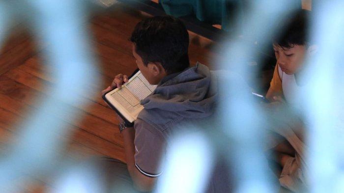 Umat Islam membaca Alquran sesudah melaksanakan salat duhur berjamaah di Masjid Agung Al-Ukhuwwah, Jalan Wastukencana, Kota Bandung, Jawa Barat, Selasa (1/3/2025).
