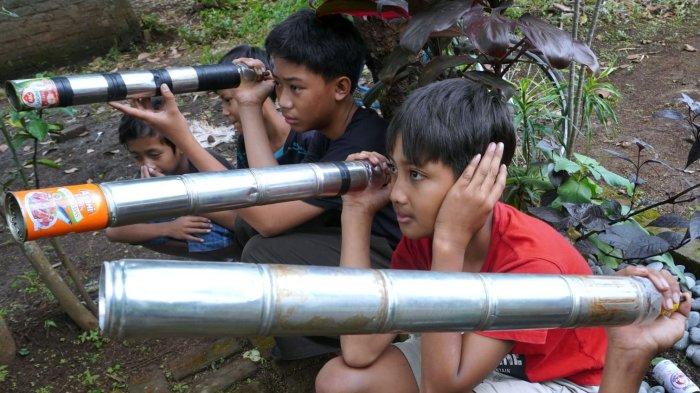 Sejumlah anak-anak bermain lodong spirtus di Kampung Cicukang, Desa Mekarrahayu, Kecamatan Margaasih, Kabupaten Bandung, Jawa Barat, Senin (3/3/2025).