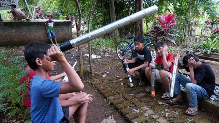 Sejumlah anak-anak bermain lodong spirtus di Kampung Cicukang, Desa Mekarrahayu, Kecamatan Margaasih, Kabupaten Bandung, Jawa Barat, Senin (3/3/2025).