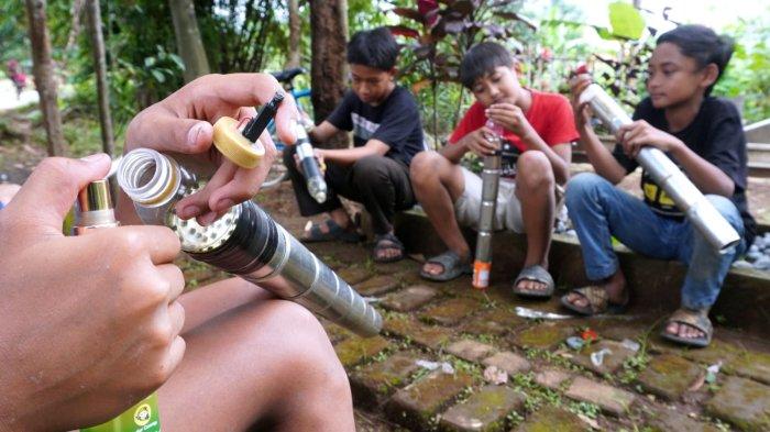 Sejumlah anak-anak bermain lodong spirtus di Kampung Cicukang, Desa Mekarrahayu, Kecamatan Margaasih, Kabupaten Bandung, Jawa Barat, Senin (3/3/2025).