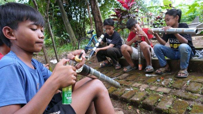 Sejumlah anak-anak bermain lodong spirtus di Kampung Cicukang, Desa Mekarrahayu, Kecamatan Margaasih, Kabupaten Bandung, Jawa Barat, Senin (3/3/2025).