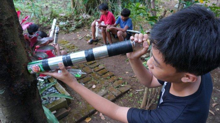 Sejumlah anak-anak bermain lodong spirtus di Kampung Cicukang, Desa Mekarrahayu, Kecamatan Margaasih, Kabupaten Bandung, Jawa Barat, Senin (3/3/2025).