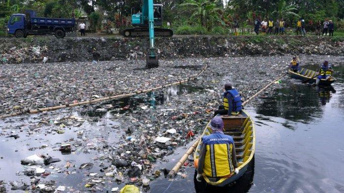 Petugas dari Dinas sumber Daya Air (SDA) Provinsi Jawa Barat dan Balai Besar Wilayah Sungai Citarum (BBWS) menggunakan alat berat jenis beko mengeruk sampah dari Oxbow Cicukang aliran Sungai Citarum, di Kampung Cicukang, Desa Mekarrahayu, Kecamatan Margaasih, Kabupaten Bandung, Jawa Barat, Senin (3/3/2025).
