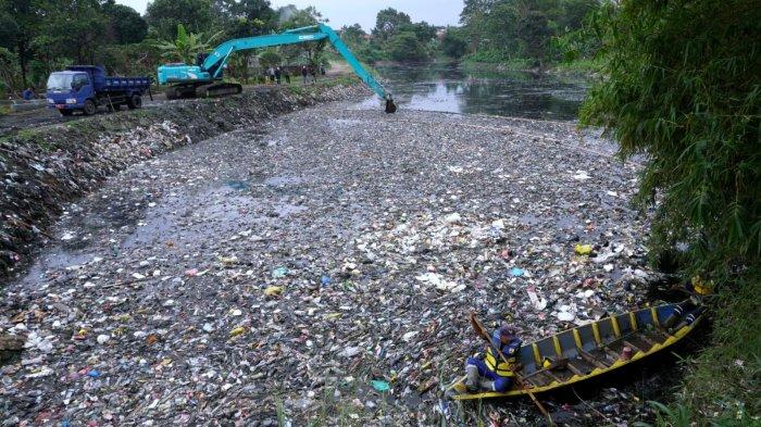 Petugas dari Dinas sumber Daya Air (SDA) Provinsi Jawa Barat dan Balai Besar Wilayah Sungai Citarum (BBWS) menggunakan alat berat jenis beko mengeruk sampah dari Oxbow Cicukang aliran Sungai Citarum, di Kampung Cicukang, Desa Mekarrahayu, Kecamatan Margaasih, Kabupaten Bandung, Jawa Barat, Senin (3/3/2025).