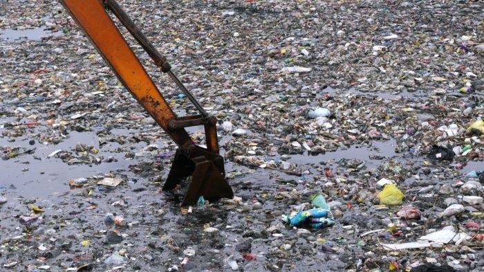 Petugas dari Dinas sumber Daya Air (SDA) Provinsi Jawa Barat dan Balai Besar Wilayah Sungai Citarum (BBWS) menggunakan alat berat jenis beko mengeruk sampah dari Oxbow Cicukang aliran Sungai Citarum, di Kampung Cicukang, Desa Mekarrahayu, Kecamatan Margaasih, Kabupaten Bandung, Jawa Barat, Senin (3/3/2025).