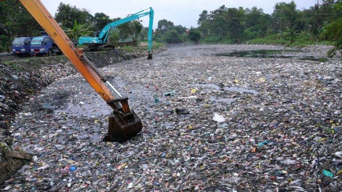 Petugas dari Dinas sumber Daya Air (SDA) Provinsi Jawa Barat dan Balai Besar Wilayah Sungai Citarum (BBWS) menggunakan alat berat jenis beko mengeruk sampah dari Oxbow Cicukang aliran Sungai Citarum, di Kampung Cicukang, Desa Mekarrahayu, Kecamatan Margaasih, Kabupaten Bandung, Jawa Barat, Senin (3/3/2025).