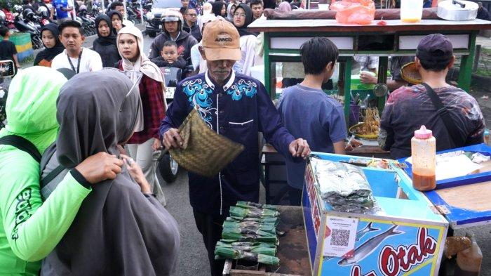 Warga membeli jajanan untuk menu berbuka puasa di Pasar Takjil Ramadan 1446 H, Jalan Pusdai Jabar, Kota Bandung, Jawa Barat, Selasa (4/3/2025).