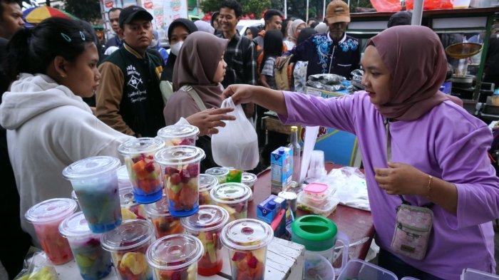 Warga membeli jajanan untuk menu berbuka puasa di Pasar Takjil Ramadan 1446 H, Jalan Pusdai Jabar, Kota Bandung, Jawa Barat, Selasa (4/3/2025).