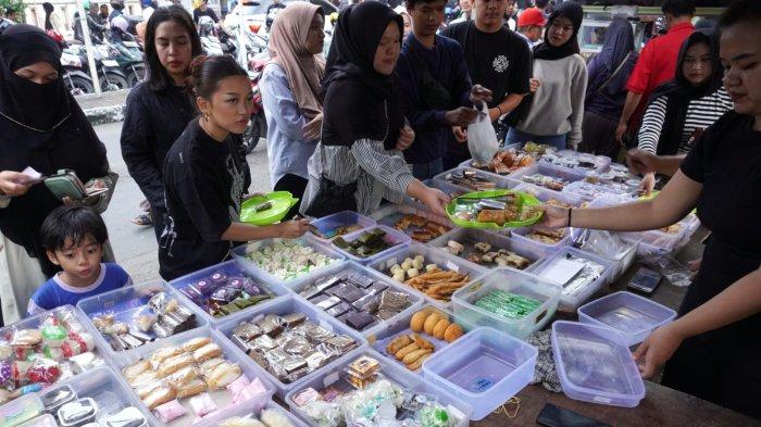 Warga membeli jajanan untuk menu berbuka puasa di Pasar Takjil Ramadan 1446 H, Jalan Pusdai Jabar, Kota Bandung, Jawa Barat, Selasa (4/3/2025).