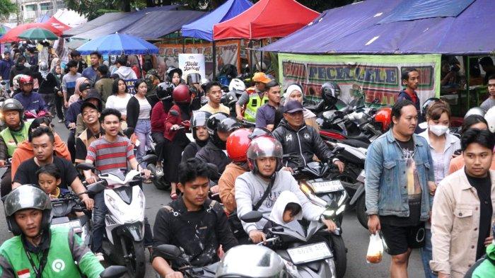 Jalanan dipadati warga yang akan membeli jajanan untuk menu berbuka puasa di Pasar Takjil Ramadan 1446 H, Jalan Pusdai Jabar, Kota Bandung, Jawa Barat, Selasa (4/3/2025).