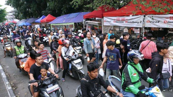 Jalanan dipadati warga yang akan membeli jajanan untuk menu berbuka puasa di Pasar Takjil Ramadan 1446 H, Jalan Pusdai Jabar, Kota Bandung, Jawa Barat, Selasa (4/3/2025).