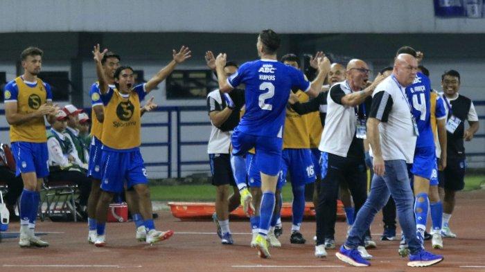 Pemain Persib Bandung, Nick Kuipers melakukan selebrasi setelah mencetak gol ke gawang Persik Kediri pada pertandingan lanjutan Liga 1 2024-2025, di Stadion Gelora Bandung Lautan Api (GBLA), Gedebage, Kota Bandung, Jawa Barat, Rabu (5/3/2025).