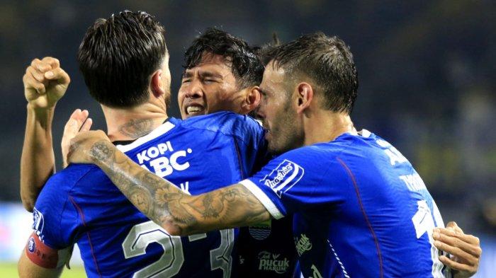 Pemain Persib Bandung, Ryan Kurnia merayakan golnya ke gawang Persik Kediri bersama rekan-rekannya pada pertandingan lanjutan Liga 1 2024-2025, di Stadion Gelora Bandung Lautan Api (GBLA), Gedebage, Kota Bandung, Jawa Barat, Rabu (5/3/2025).