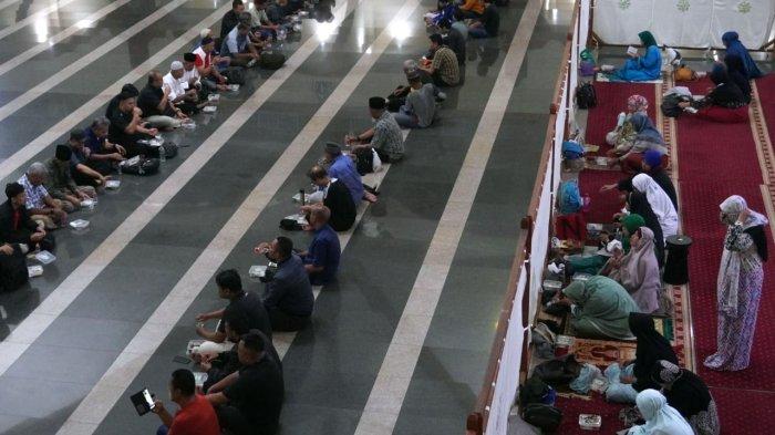 Warga menunggu waktu berbuka puasa, di Masjid Pusat Dawah Islam Jawa Barat (Pusdai Jabar), Jalan Diponegoro, Kota Bandung, Jawa Barat, Kamis (6/3/2025).