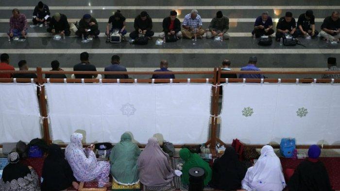 Warga menikmati makanan dan minuman dari paket takjil gratis yang dibagikan saat berbuka puasa, di Masjid Pusat Dawah Islam Jawa Barat (Pusdai Jabar), Jalan Diponegoro, Kota Bandung, Jawa Barat, Kamis (6/3/2025).