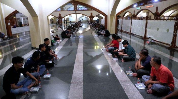 Warga menunggu waktu berbuka puasa, di Masjid Pusat Dawah Islam Jawa Barat (Pusdai Jabar), Jalan Diponegoro, Kota Bandung, Jawa Barat, Kamis (6/3/2025).