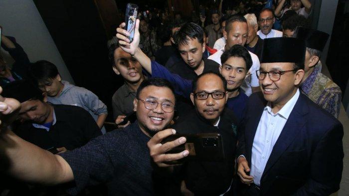 Jemaah berebut foto bersama Guberbur DKI Jakarta periode 2017-2022, Anies Rasyid Baswedan sebelum menyampaikan ceramah tarawih bertema 