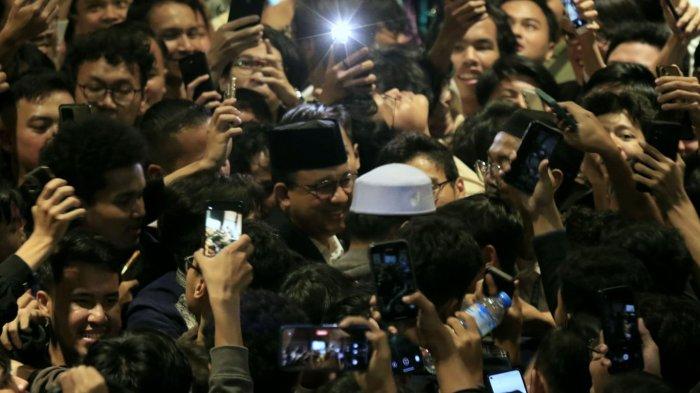Jemaah berebut foto bersama Guberbur DKI Jakarta periode 2017-2022, Anies Rasyid Baswedan sesudah menyampaikan ceramah tarawih bertema 