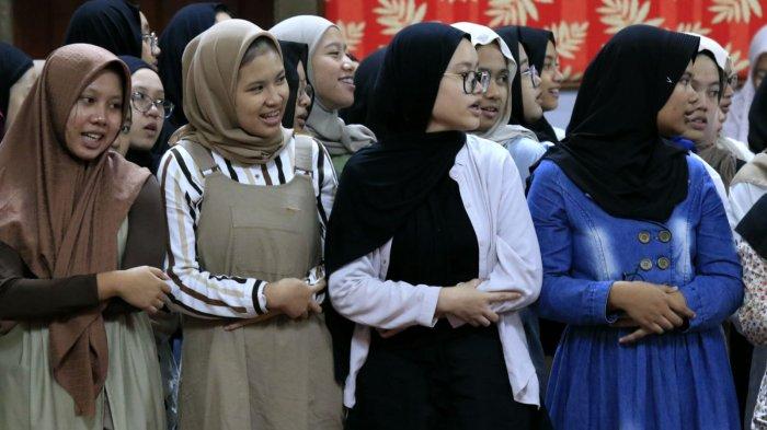 Pelajar SMAN 3 Bandung mengikuti materi pemuliaan jenazah pada Pasantrian Ramadhan (Pandhan) 1446 H di Balai Asri Pusdai Jabar, Kota Bandung, Jawa Barat, Jumat (7/3/2025).