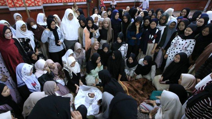 Pelajar SMAN 3 Bandung mengikuti materi pemuliaan jenazah pada Pasantrian Ramadhan (Pandhan) 1446 H di Balai Asri Pusdai Jabar, Kota Bandung, Jawa Barat, Jumat (7/3/2025).
