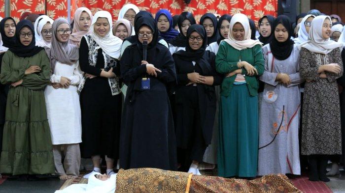 Pelajar SMAN 3 Bandung mengikuti materi pemuliaan jenazah pada Pasantrian Ramadhan (Pandhan) 1446 H di Balai Asri Pusdai Jabar, Kota Bandung, Jawa Barat, Jumat (7/3/2025).