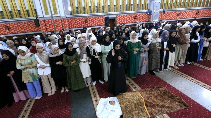 Pelajar SMAN 3 Bandung mengikuti materi pemuliaan jenazah pada Pasantrian Ramadhan (Pandhan) 1446 H di Balai Asri Pusdai Jabar, Kota Bandung, Jawa Barat, Jumat (7/3/2025).