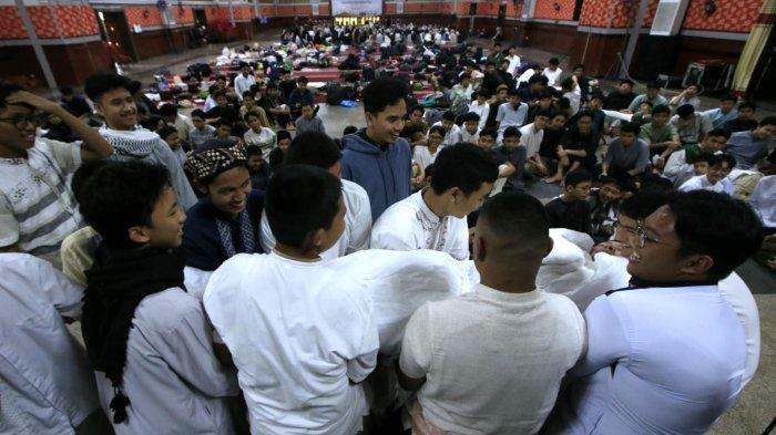 Pelajar SMAN 3 Bandung mengikuti materi pemuliaan jenazah pada Pasantrian Ramadhan (Pandhan) 1446 H di Balai Asri Pusdai Jabar, Kota Bandung, Jawa Barat, Jumat (7/3/2025).