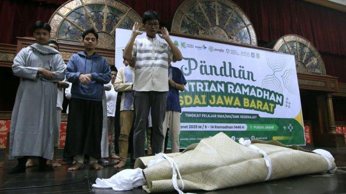 Pelajar SMAN 3 Bandung mengikuti materi pemuliaan jenazah pada Pasantrian Ramadhan (Pandhan) 1446 H di Balai Asri Pusdai Jabar, Kota Bandung, Jawa Barat, Jumat (7/3/2025).