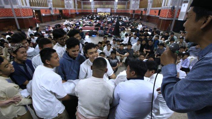 Pelajar SMAN 3 Bandung mengikuti materi pemuliaan jenazah pada Pasantrian Ramadhan (Pandhan) 1446 H di Balai Asri Pusdai Jabar, Kota Bandung, Jawa Barat, Jumat (7/3/2025).