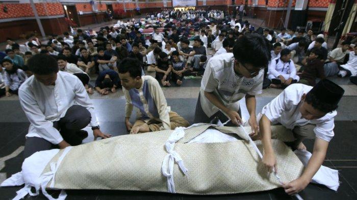 Pelajar SMAN 3 Bandung mengikuti materi pemuliaan jenazah pada Pasantrian Ramadhan (Pandhan) 1446 H di Balai Asri Pusdai Jabar, Kota Bandung, Jawa Barat, Jumat (7/3/2025).