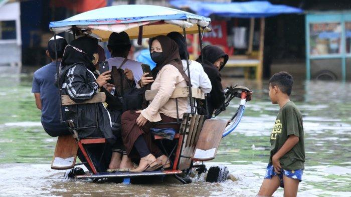 Pengguna jalan melintasi banjir yang kembali menggenangi Jalan Raya Dayeuhkolot, di Kecamatan Dayeuhkolot, Kabupaten Bandung, Jawa Barat, Sabtu (8/3/2025).