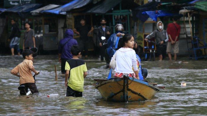 Pengguna jalan melintasi banjir yang kembali menggenangi Jalan Raya Dayeuhkolot, di Kecamatan Dayeuhkolot, Kabupaten Bandung, Jawa Barat, Sabtu (8/3/2025).