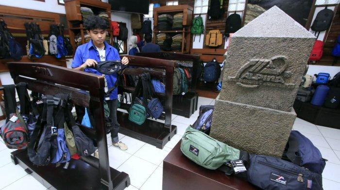 Pengunjung berbelanja produk terbaru Alpina di toko Alpina, Jalan Alpina, Kompleks Dago Asri, Kota Bandung, Jawa Barat, Selasa (11/3/2025).